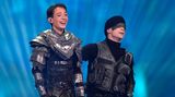 Kyle Alessandro in Ritterrüstung für den ESC-Auftritt mit einem seiner Tänzer