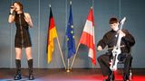 Abor & Tynna auf der Bühne mit der europäischen, deutschen und österreichischen Flagge