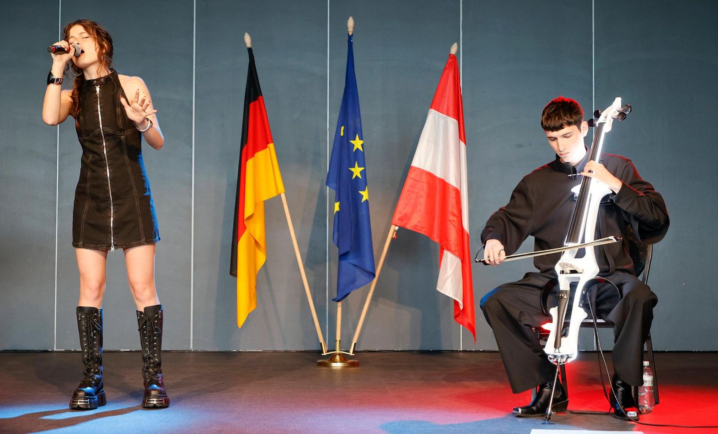 Abor & Tynna auf der Bühne mit der europäischen, deutschen und österreichischen Flagge