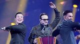 KAJ, drei Humoristen aus Schweden auf der Bühne im ESC-Halbfinale