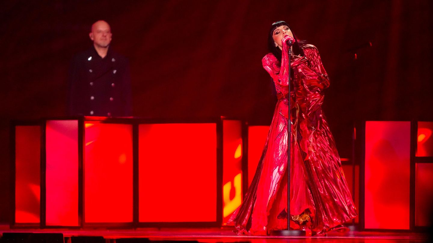 Das albanische Duo Shkodra Elektronike auf der Bühne beim ESC-Halbfinale