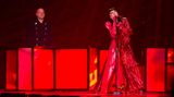 Das albanische Duo Shkodra Elektronike auf der Bühne beim ESC-Halbfinale