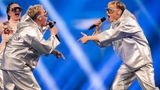 Das isländische Duo VÆB in silbernen Anzügen auf der Bühne