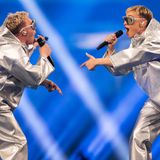 Das isländische Duo VÆB in silbernen Anzügen auf der Bühne