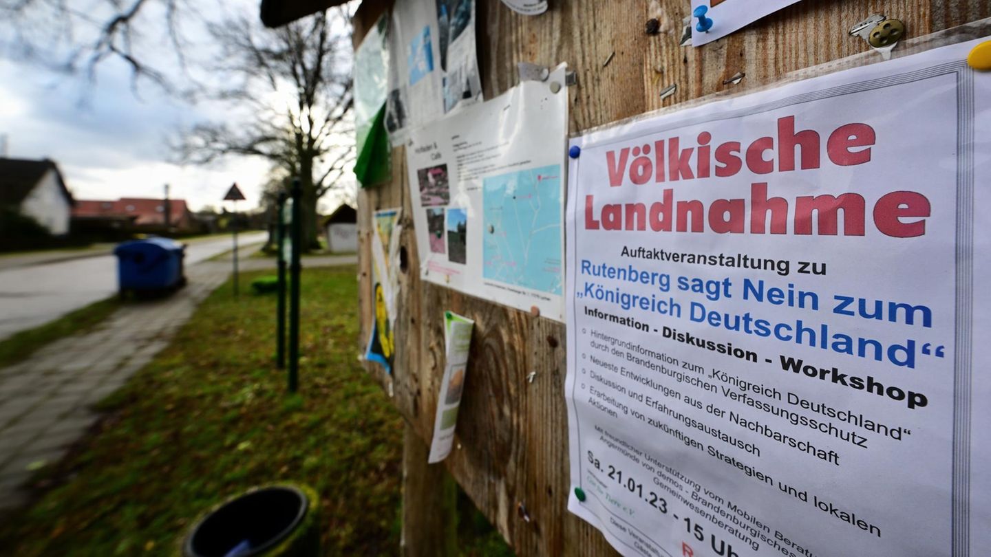 Eine Tafel mit einem Zettel: "Völkische Landnahme" steht darauf