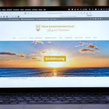 Ein Computer mit der Website des Königreich Deutschlands