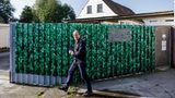 Peter Fitzek steht vor einem Gartenzaun