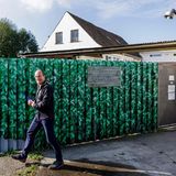 Peter Fitzek steht vor einem Gartenzaun