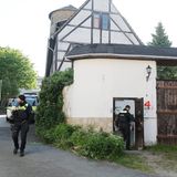 Polizisten durchsuchen Gebäude, die dem Königreich Deutschland zugeordnet werden