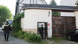 Polizisten durchsuchen Gebäude, die dem Königreich Deutschland zugeordnet werden