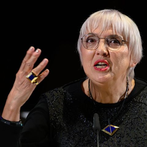 Porträt Claudia Roth, hält eine Rede und gestikuliert mit der rechten Hand