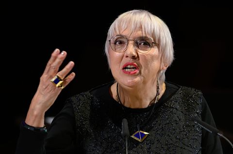 Porträt Claudia Roth, hält eine Rede und gestikuliert mit der rechten Hand