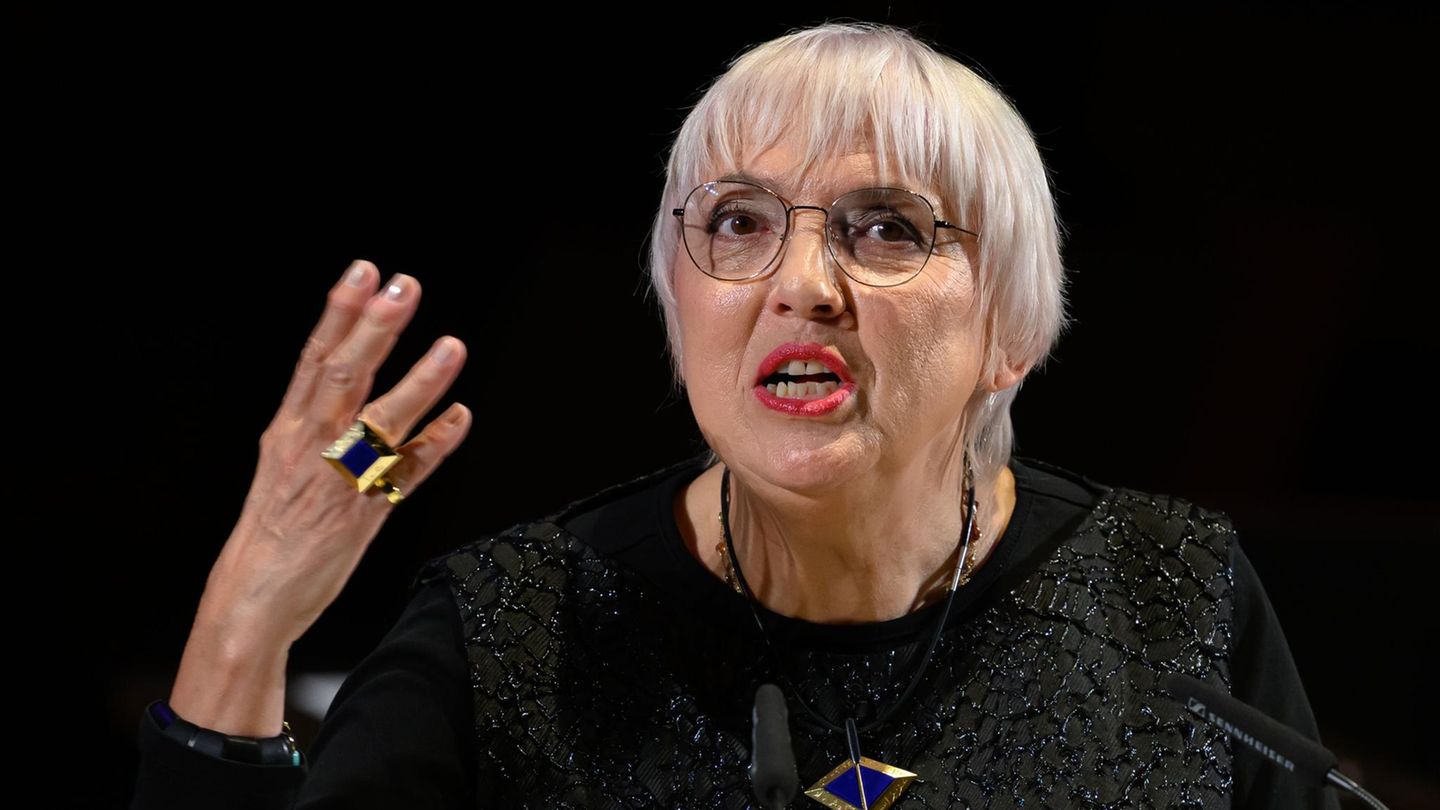 Porträt Claudia Roth, hält eine Rede und gestikuliert mit der rechten Hand Porträt Claudia Roth, hält eine Rede und gestikuliert mit der rechten Hand