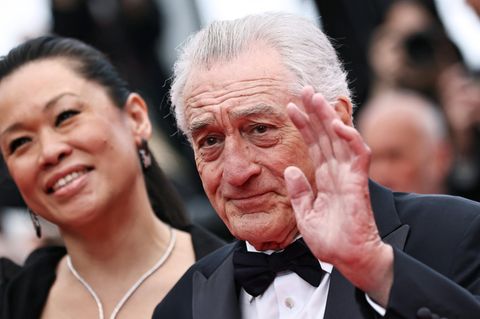 Robert De Niro winkt auf dem Roten Teppich bei dem Filmfestival in Cannes 2025