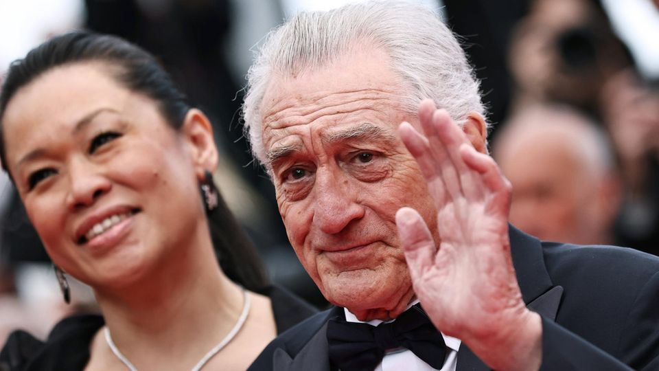 "Wir kämpfen mit aller Macht um die Demokratie": De Niro teilt gegen Trump aus Robert De Niro winkt auf dem Roten Teppich bei dem Filmfestival in Cannes 2025