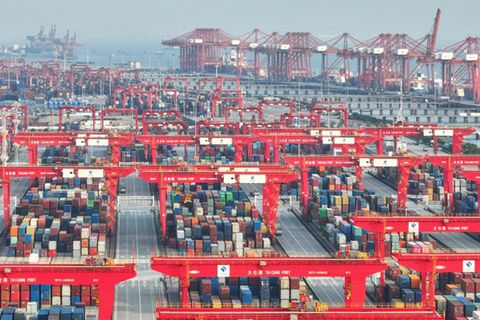 Schiffscontainer an Hafen in Ostchina