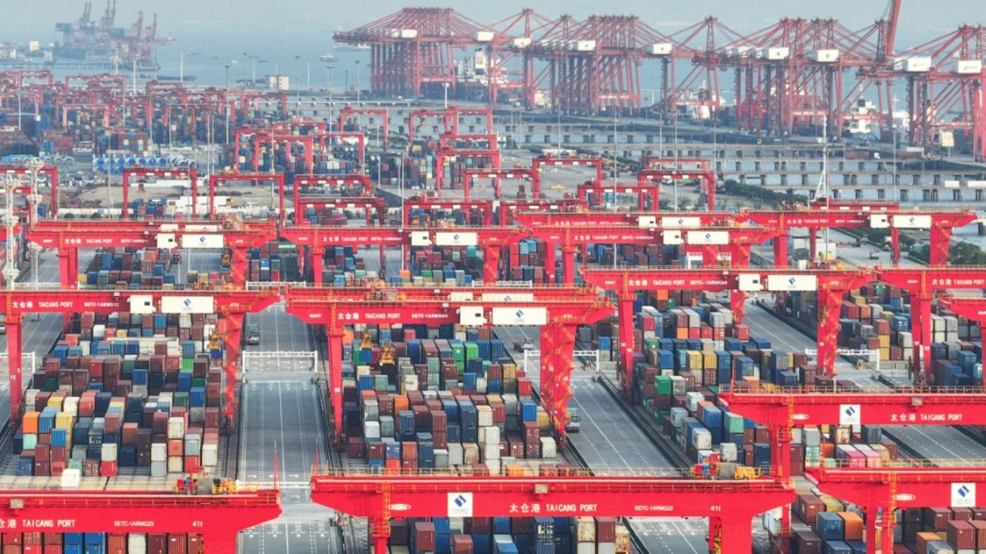 Schiffscontainer an Hafen in Ostchina