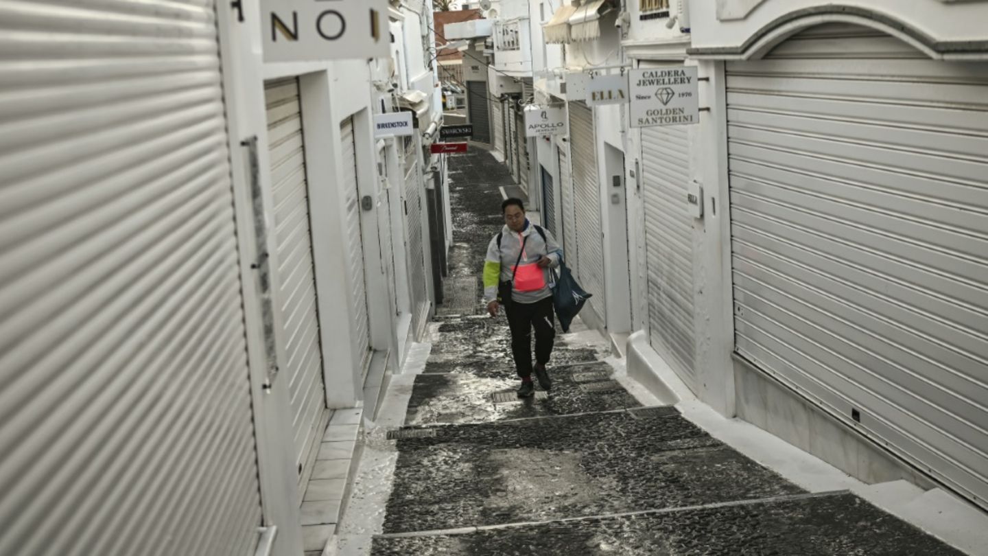 Einsamer Tourist auf Santorini Anfang Februar