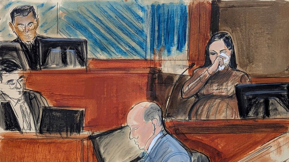 Cassie Ventura am 13. Mai vor Gericht in New York, festgehalten vom Gerichtszeichner. Sie wischt sich Tränen weg