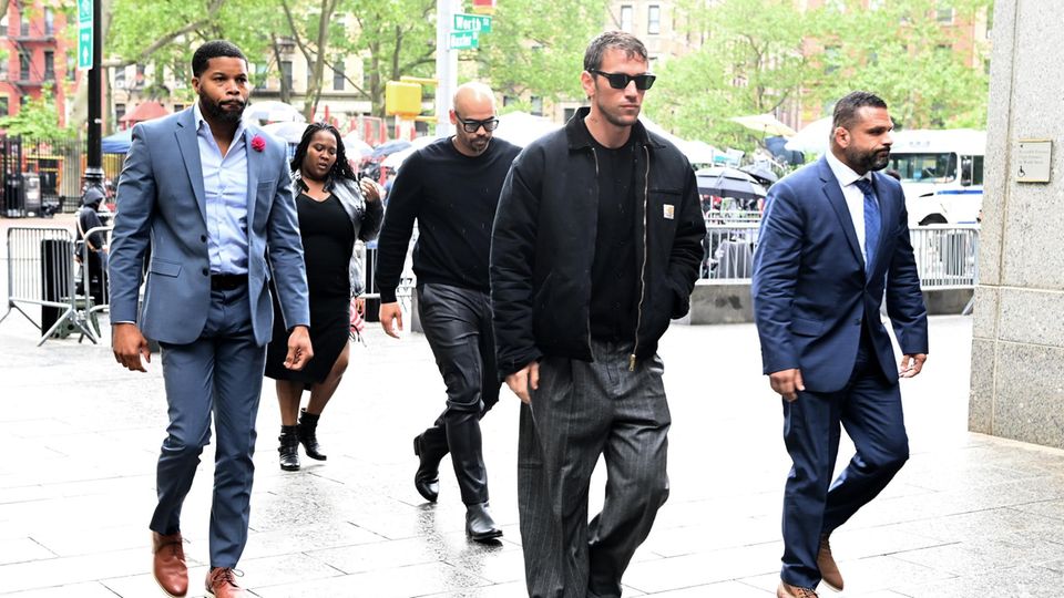 Auf dem Weg zum Gericht: Alex Fine (vorn), der Ehemann von Cassie Ventura