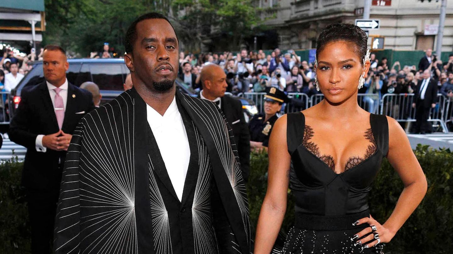 P. Diddy und Cassie Ventura 2017 bei einer Gala, er im dunklen Anzug, sie im schwarzen Kleid