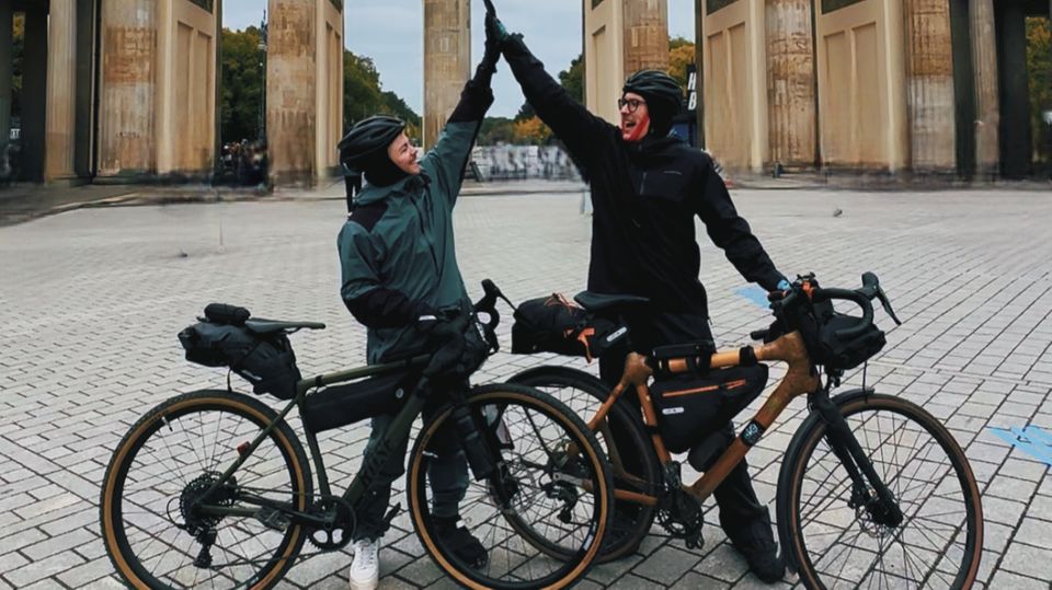 Brix Schaumburg: Abklatschen vor dem Brandenburger Tor: Schaumburg auf seiner Tour in Berlin Abklatschen vor dem Brandenburger Tor: Schaumburg auf seiner Tour in Berlin
