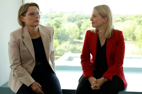 Ministerinnen Hubig (links) und Hubertz