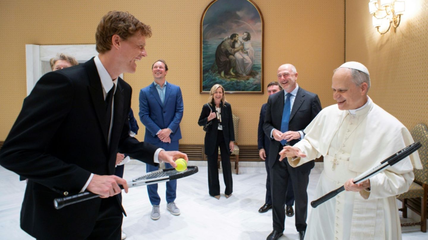 Papst Leo (rechts) und Sinner (links)