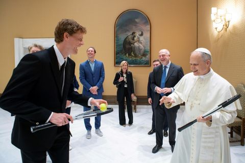 Papst Leo (rechts) und Sinner (links)