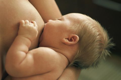 ein Baby saugt an der Brust der Mutter