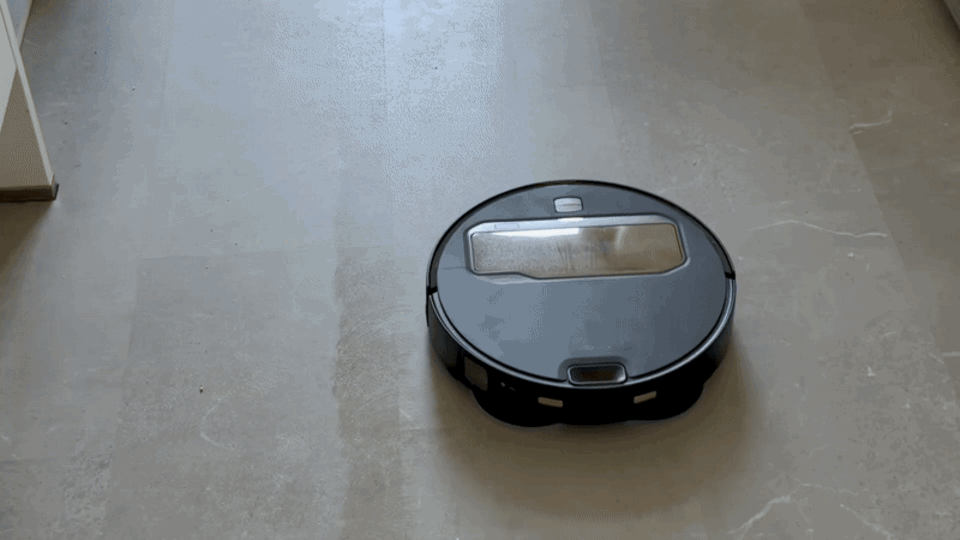 Der Roborock Saros Z70 wischt einen Boden