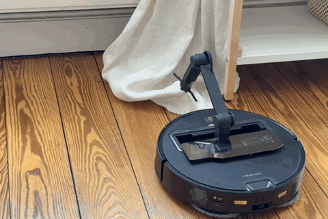 Roborock Saros Z70 hebt eine Gardine hoch und fährt weg