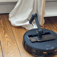 Roborock Saros Z70 hebt eine Gardine hoch und fährt weg
