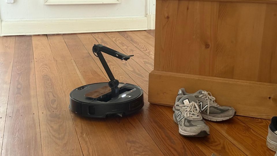 Roborock Saros Z70 will ein Paar Schuhe aufheben