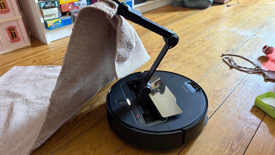 Roborock Saros Z70 hebt einen Teppich hoch