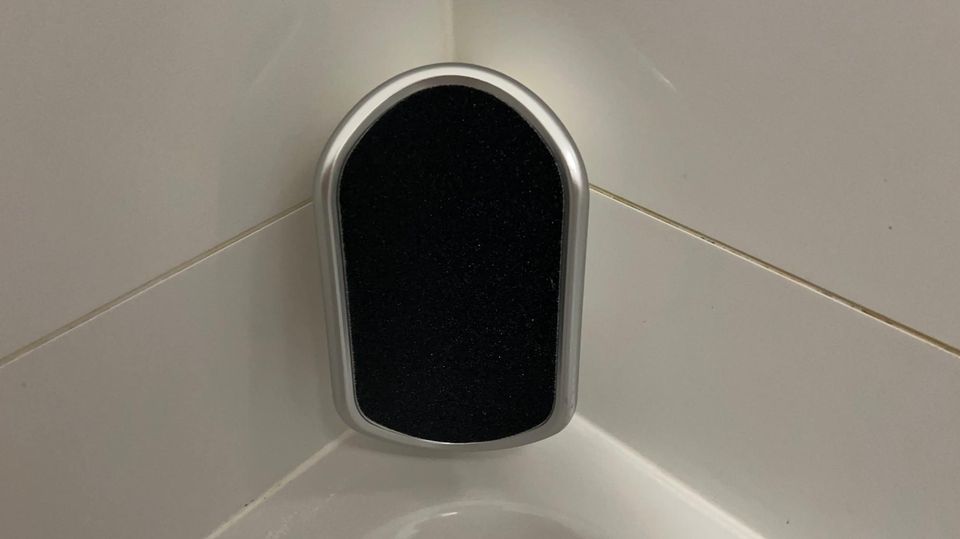 Horny Feet in der Ecke einer Dusche