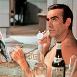 Sean Connery sitzt als James Bond in dem Film "Diamantenfieber" in einer Badewanne und telefoniert