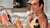 Sean Connery sitzt als James Bond in dem Film "Diamantenfieber" in einer Badewanne und telefoniert