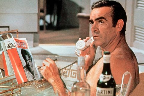 Sean Connery sitzt als James Bond in dem Film "Diamantenfieber" in einer Badewanne und telefoniert