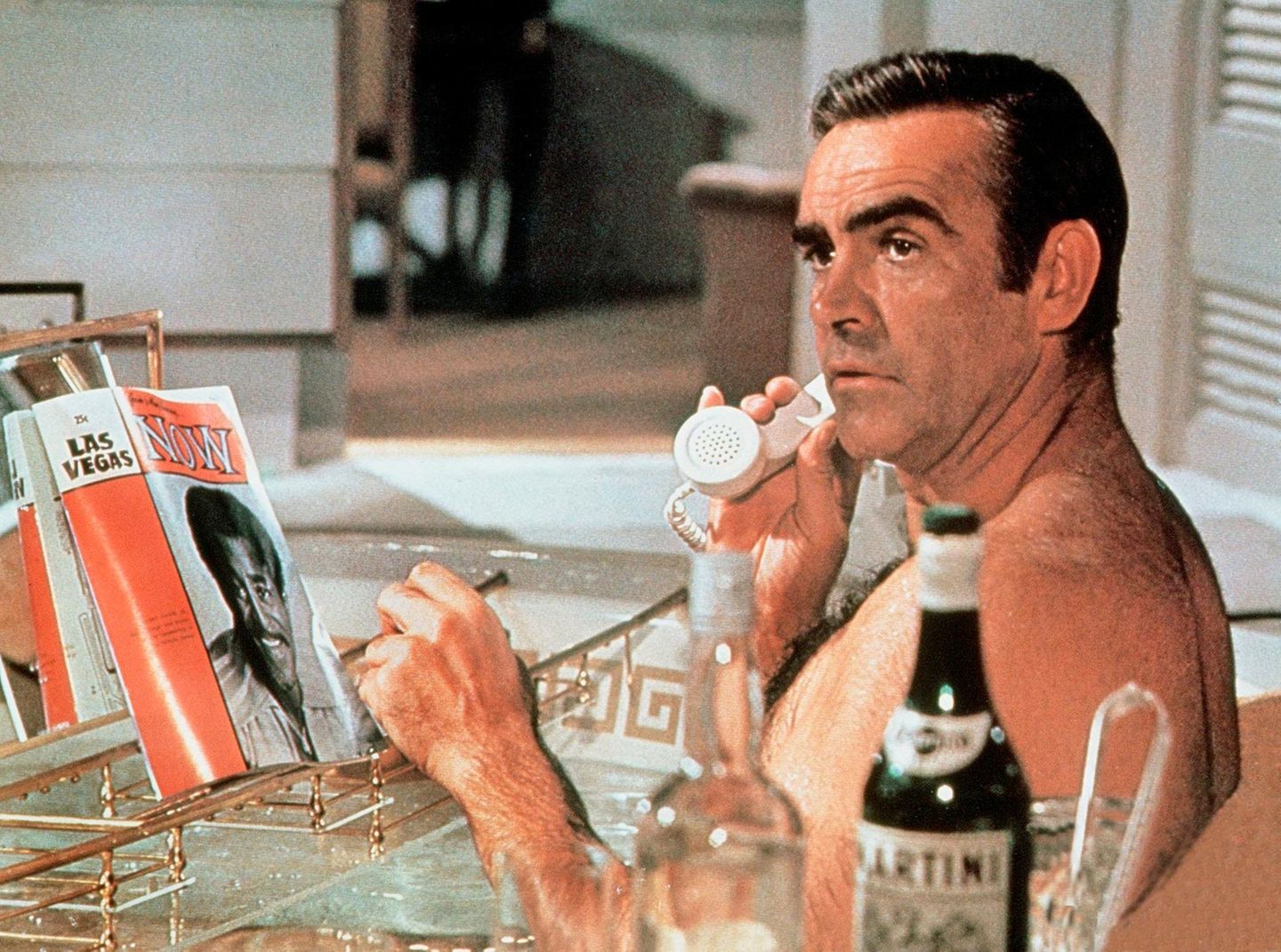 Sean Connery sitzt als James Bond in dem Film "Diamantenfieber" in einer Badewanne und telefoniert