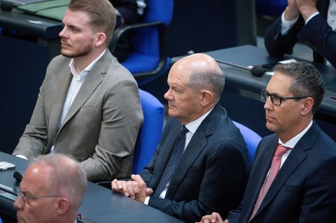In der zweiten Reihe: Altkanzler Olaf Scholz (SPD)