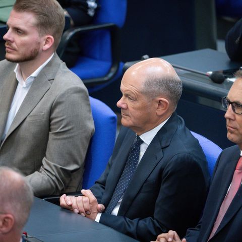 In the second row: former Chancellor Olaf Scholz (SPD)