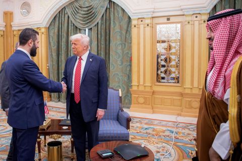 Trump (M.) gibt al-Schaara in Riad die Hand