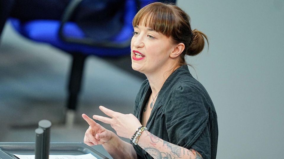 Reichinnek attackiert Merz: "Sie sollten sich schämen" Reichinnek attackiert Merz: "Sie sollten sich schämen"