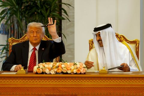 Trump und al-Thani bei der Unterzeichnung von Verträgen
