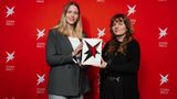 Isabel Ströh und Isabell Beer (r.) wurden für ihre Investigativreche zum Vergewaltigungsnetzwerk auf Telegram geehrt