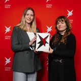 Isabel Ströh und Isabell Beer (r.) wurden für ihre Investigativreche zum Vergewaltigungsnetzwerk auf Telegram geehrt