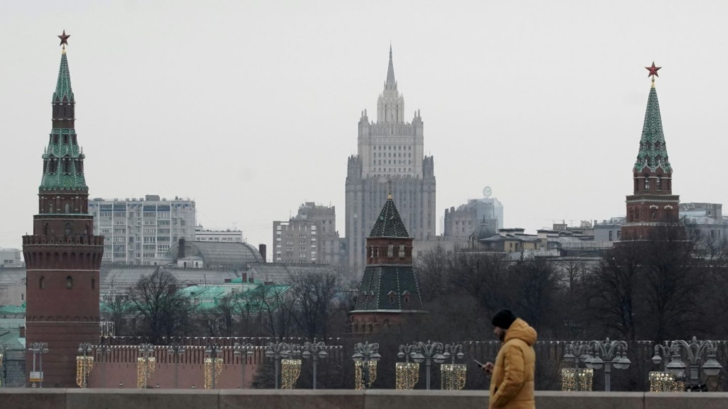 Fußgänger vor den Türmen des Kreml in Moskau