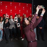 Moderatorin Pinar Atalay macht ein Selfie mit den Preisträgern