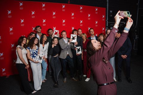 Moderatorin Pinar Atalay macht ein Selfie mit den Preisträgern